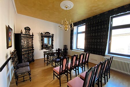 Zarenzimmer für Trauungen Blick in das Zarenzimmer mit historischen Möbeln von hinten