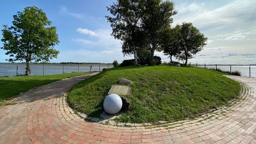Aussichtsplattform - Bäume auf Wiese mit Weg drumrum