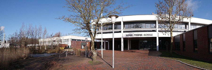 Eider Treene Schule Friedrichstadt Eider Treene Schule Friedrichstadt von vorne mit einem Pfad der zur Schule führt. Am Pfad entlang sind Bäume.