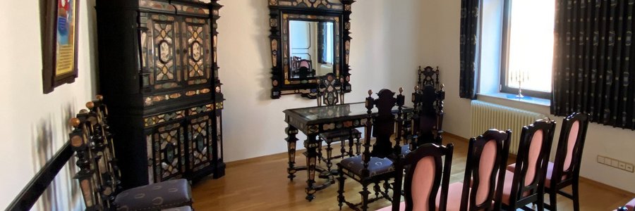 Blick in das Zarenzimmer mit historischen Möbeln von hinten