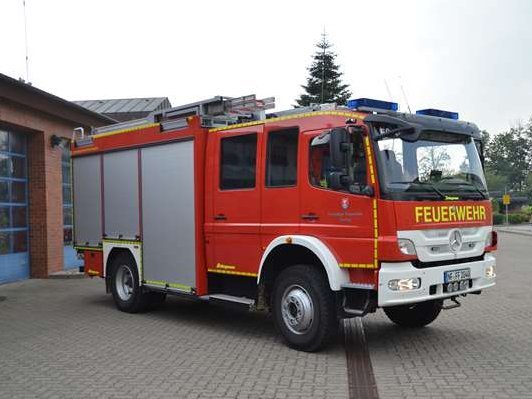 Feuerwehr vor Feuerwehrhaus