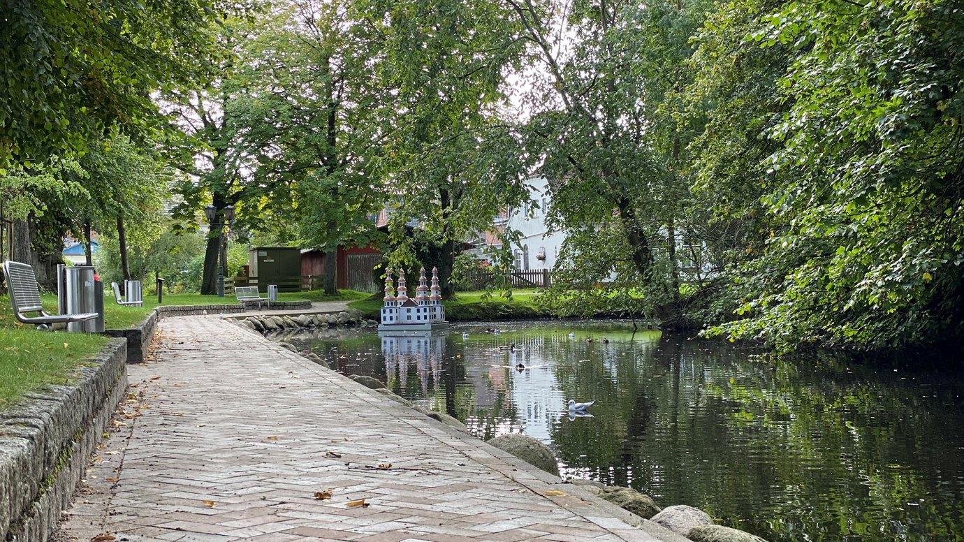 Teich mit Fußweg rundrum