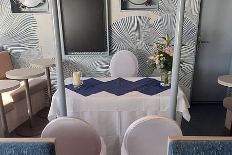 Traustühle auf dem Adlerschiff