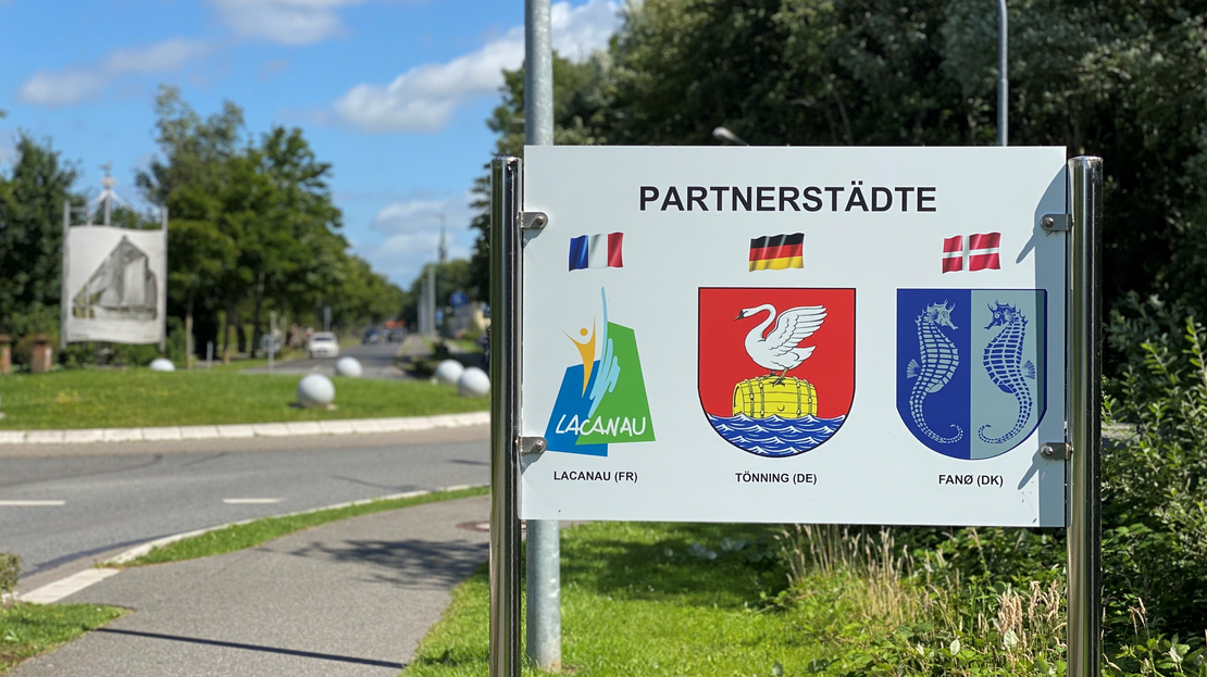 Schild am Ortseingang Tönning Städtepartnerschaften mit Fano und Lacanau