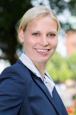 Bürgermeisterin Dorothe Klömmer vor unscharfem Hintergrund