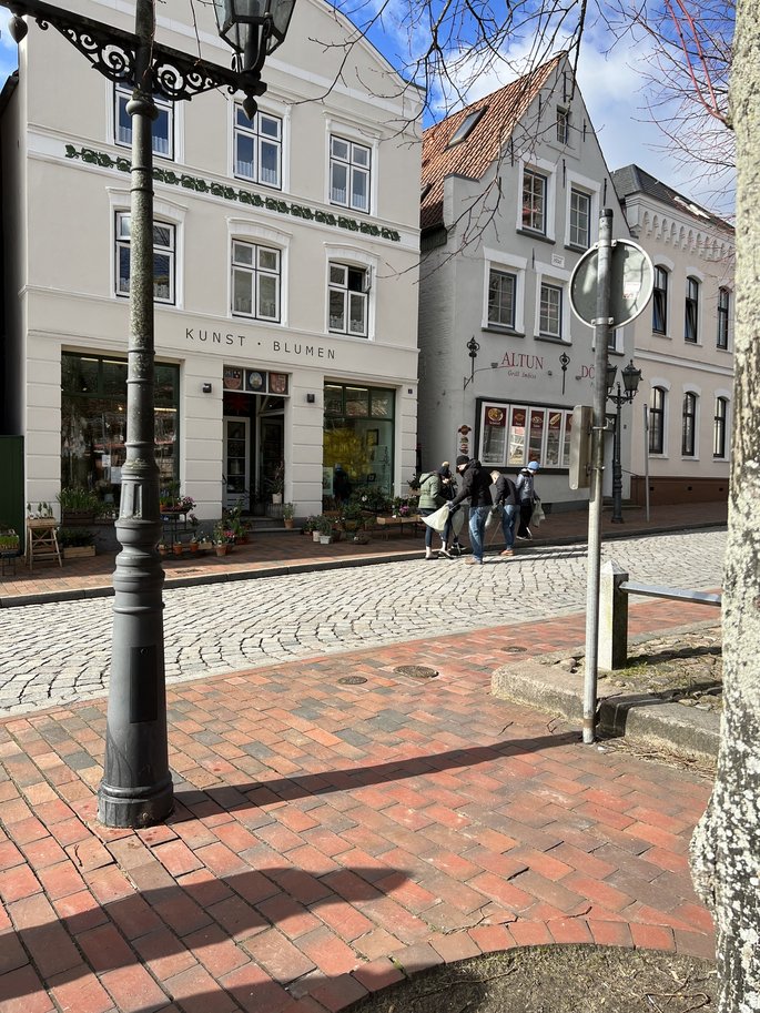 mehrere Müllaufsammler auf einer sauberen Straße in Tönning
