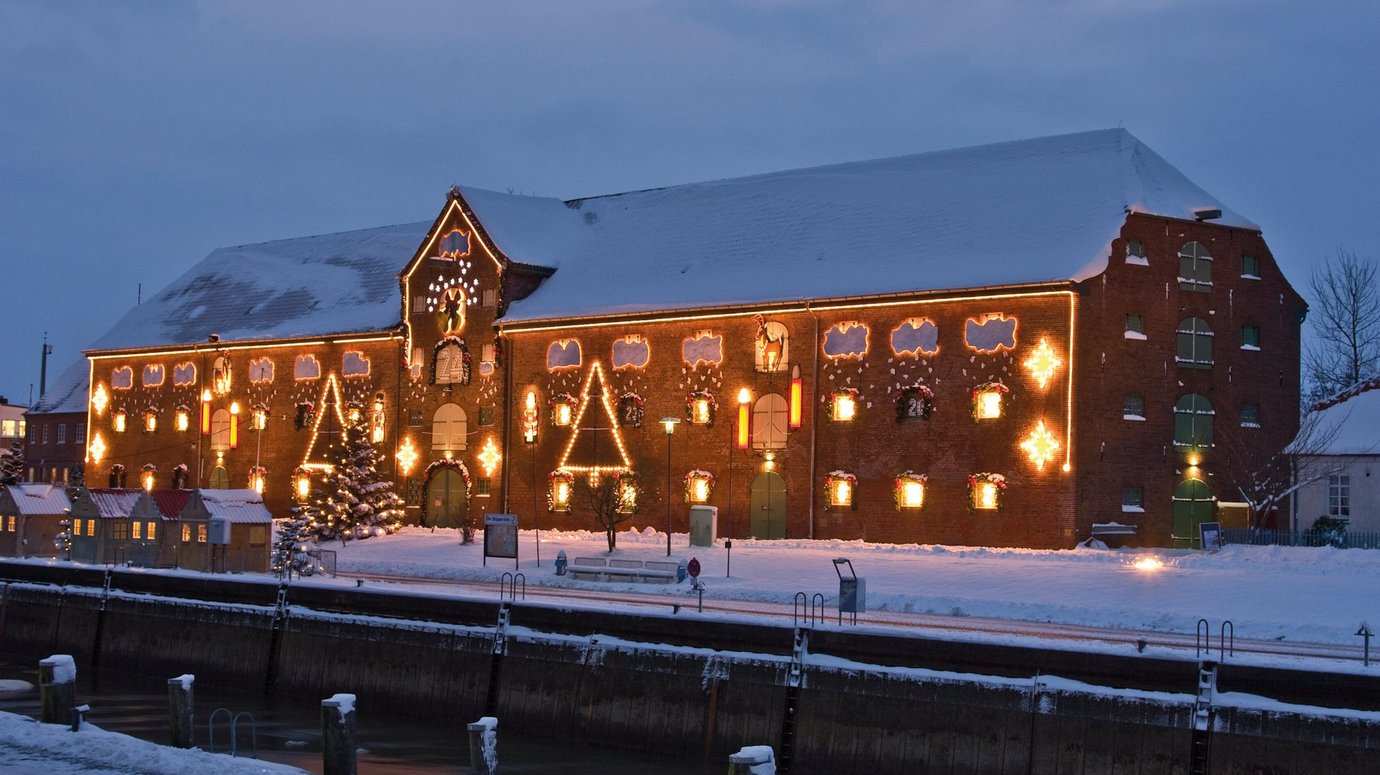 Historisches Packhaus Tönning als Adventskalender beleuchtet