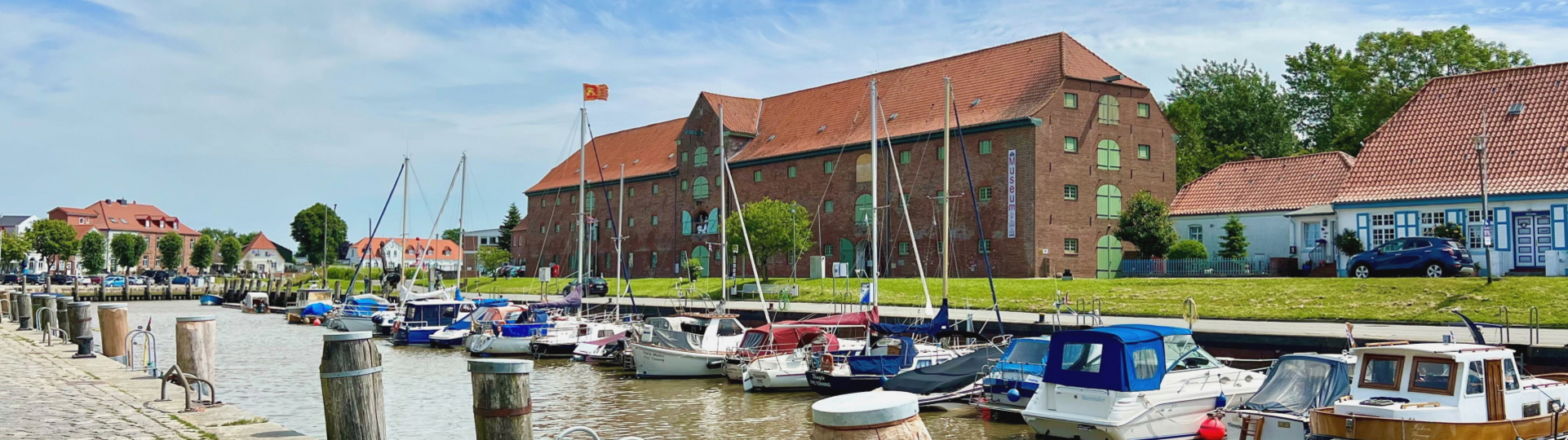 Packhaus und historischer Hafen