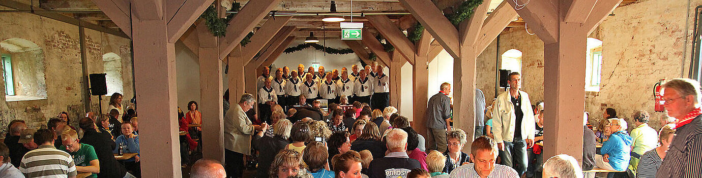 Übung macht den Meister! Viele Menschen beim Krabbenpulen