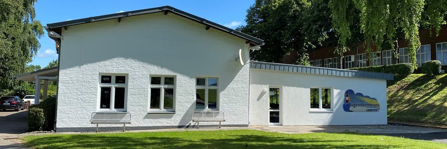 Bild des Tönninger Jugendzentrums bei Sonnenschein mit Logo