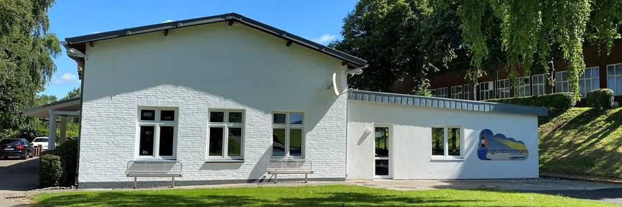 Bild des Tönninger Jugendzentrums bei Sonnenschein mit Logo