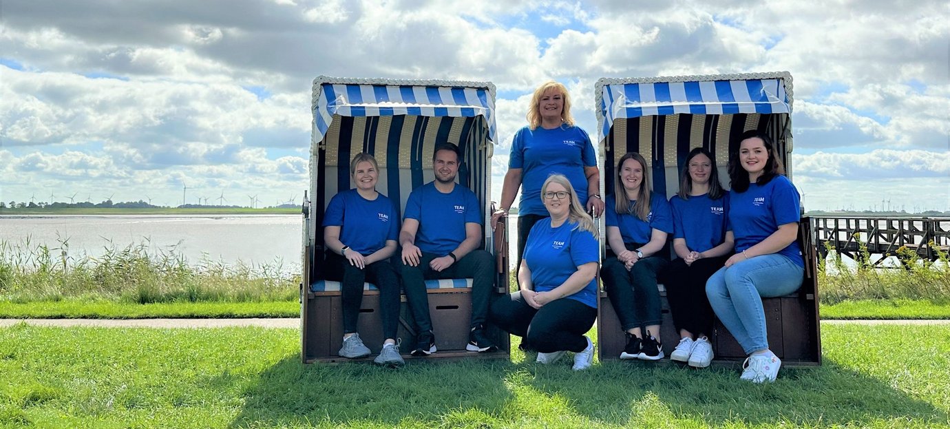 Team der Tourist-Information Tönning am Strand der Eider