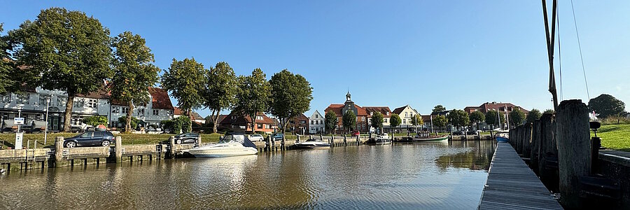 Bild Hafen Tönning bei Sonne mit Booten