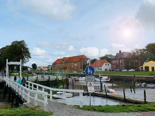 Blick auf weiße Brücke und Hafens mit Packhaus im Hintergrund