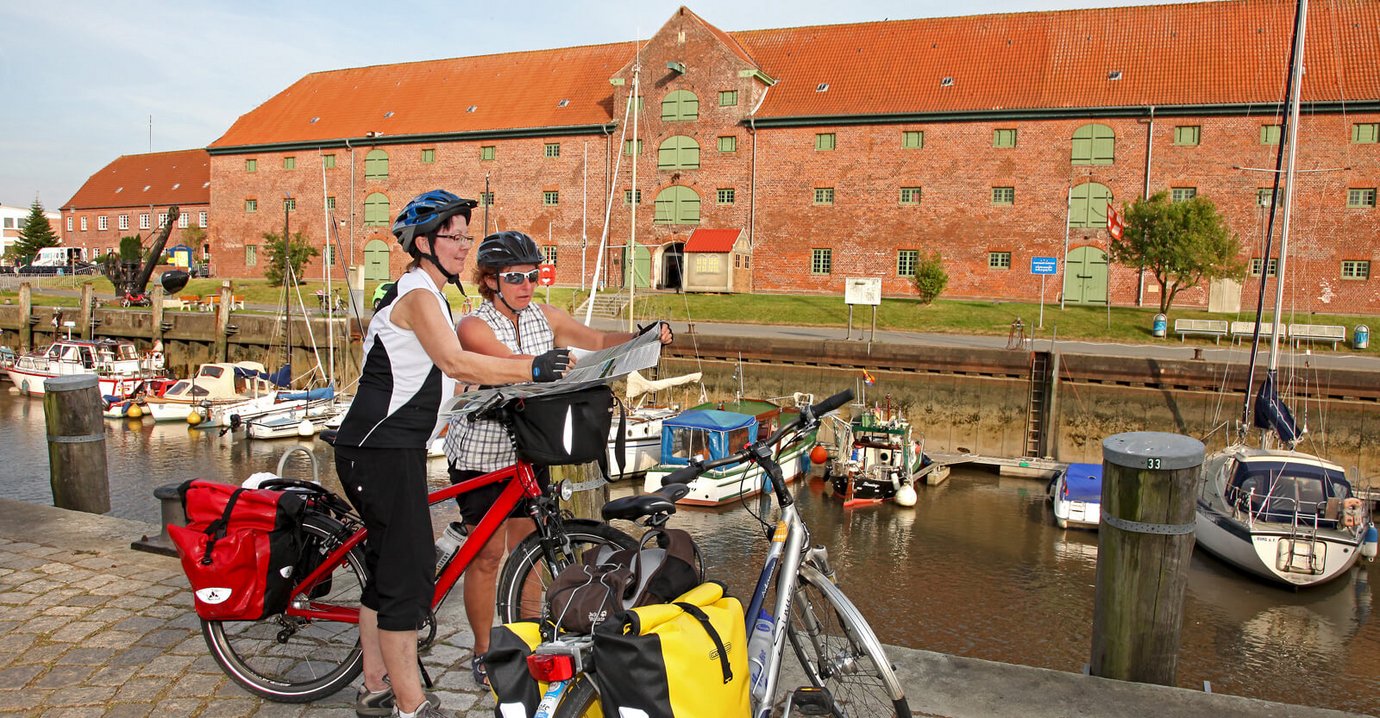 Radfahrer, die auf eine Karte schauen