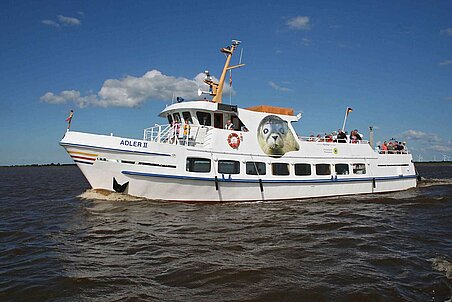 Adler-Schiffe / W. Ammon Das Schiff Adler 2 von der Seite auf Wasser