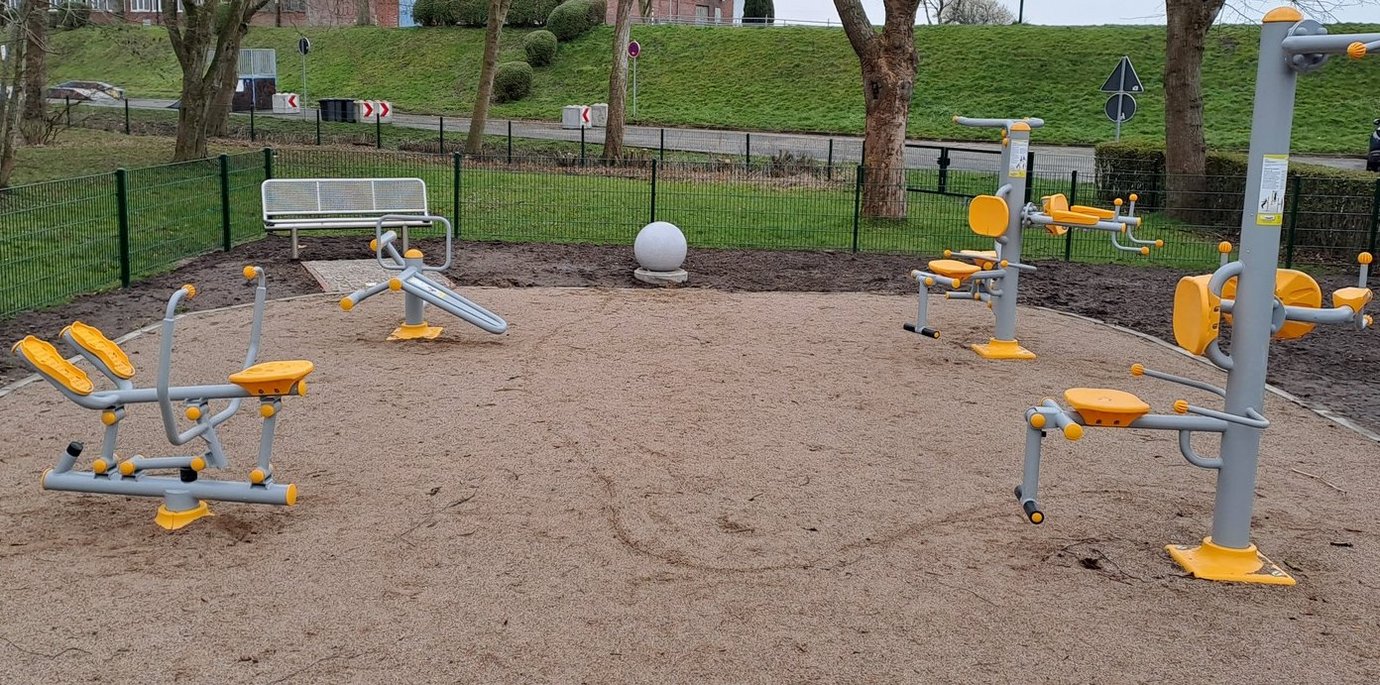 Spielplatz mit gelb-grauen Geräten